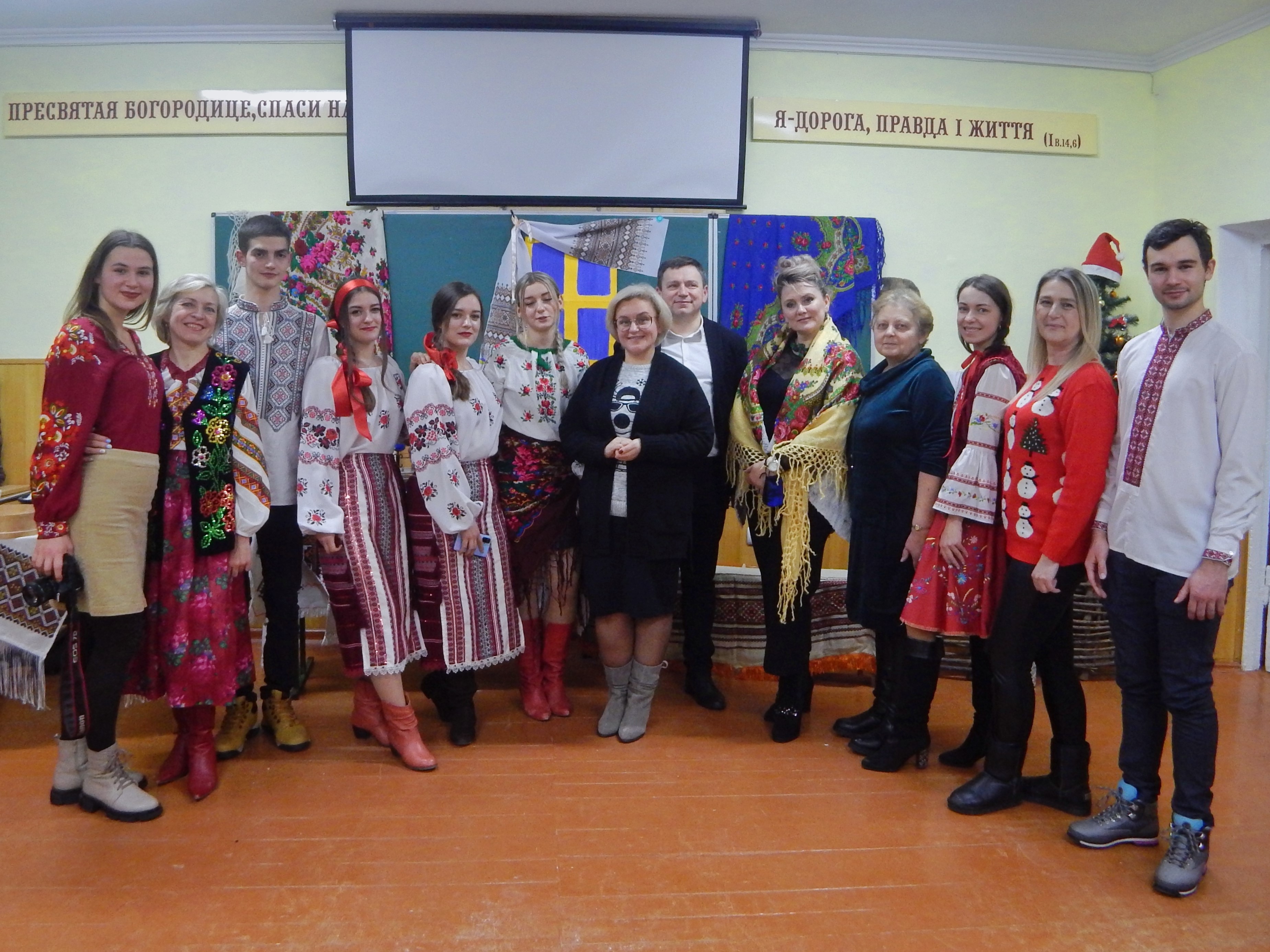 Світлина з керівниками та адміністрацією школи